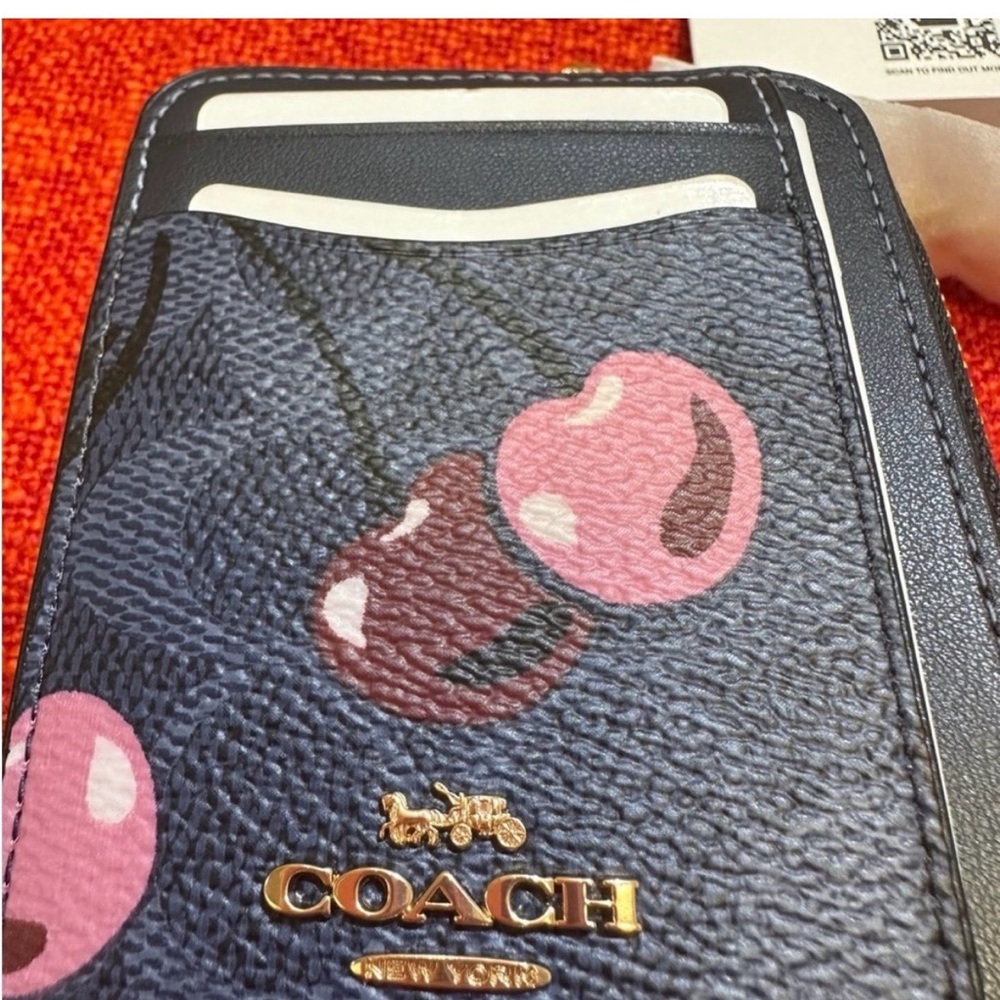 ❤️❤️❤️Coach zip card case with cherry print/gold hardware ❤️❤️❤️ - Picture 6 of 10